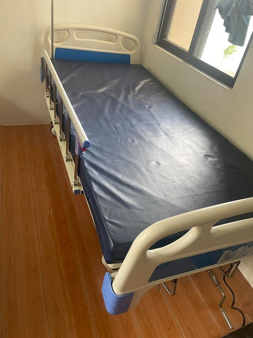 Hospital Bed for Sale (Category: Medical Supplies & Tools) located in Pasay City. Submitted by hestiarajah3219 (Listing ID 1256731507, Image 2). Description: Hospital Bed 3 Cranks with table and 4 hooks IV Stand.