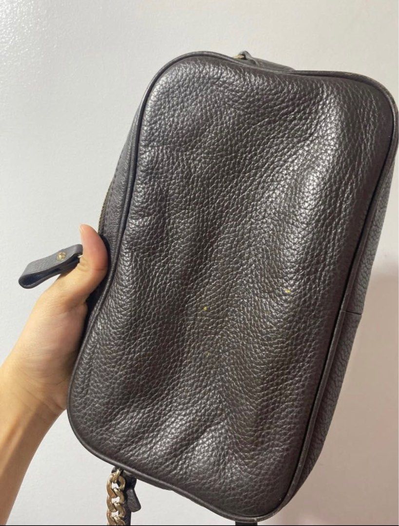 Lacoste Camera Bag (Category: Luxury Bags & Wallets) located in Binangonan. Submitted by joizeeful (Listing ID 1256821969, Image 3). Description: Vintage Genuine leather No major flaw Signs of usage Very presentable and elegant Chip off leather on the inner part.