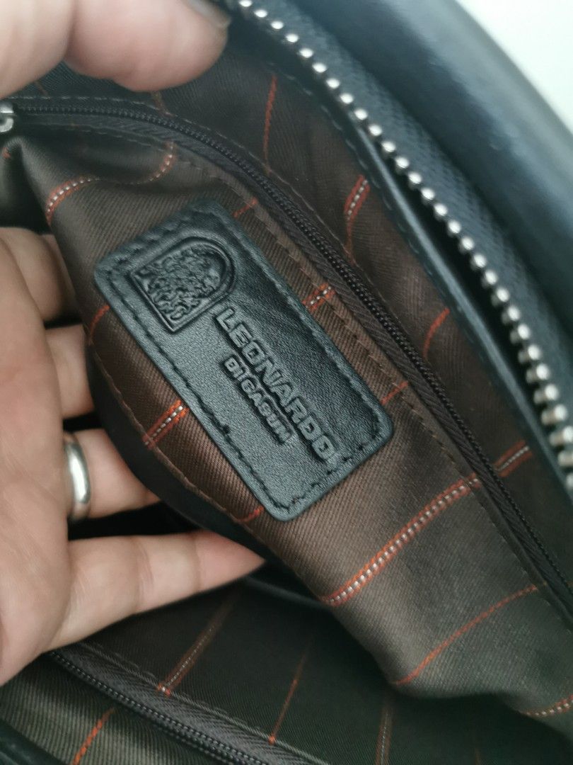 Leonardo di Gasun Sling Bag (Category: Sling Bags) located in Mandaluyong City. Submitted by side_hustle.2021 (Listing ID 1256707136, Image 2). Description: Note: This is a preloved item please manage your expectations. *Leonardo di Gasun Sling Bag *Leather material * Black Color *L- 9 W- 3 H- 11 *good for daily travel *with scratches on the edges. *all in all condition 8/10.
