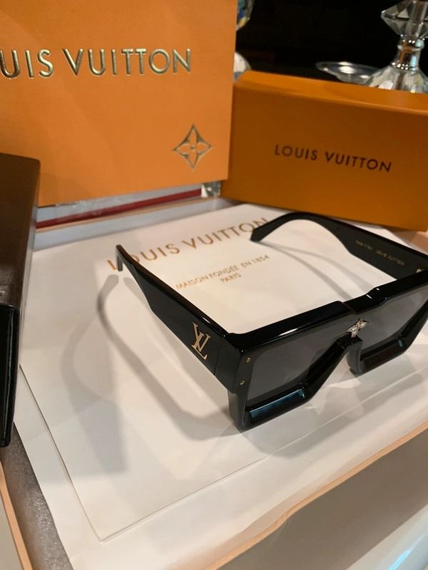 Louis Vuitton Cyclones Black sunglasses (Model: Z1578W), Men's Fashion,  Watches & Accessories, Sunglasses & Eyewear on Carousell