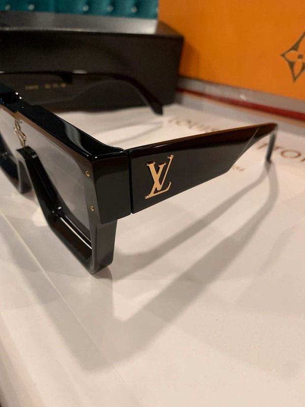 Louis Vuitton Cyclone Sunglasses LV Authentic Z1578W, Men's Fashion,  Watches & Accessories, Sunglasses & Eyewear on Carousell