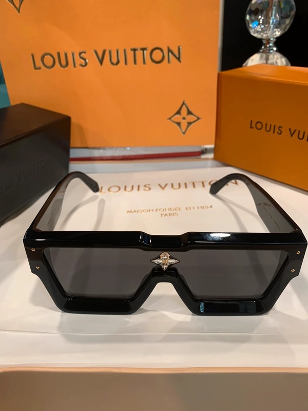 LOUIS VUITTON Monogram LV Waimea Sunglasses Eyewear accessory black mirror  29