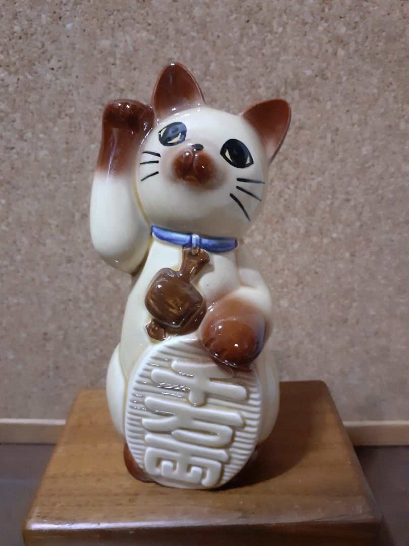 Salvadanaio Gatto Portafortuna Maneki Neko In Porcellana – Bianco E Rosso Con Due Campanelle – Feng Shui 17,8 Cm – Regalo Creativo