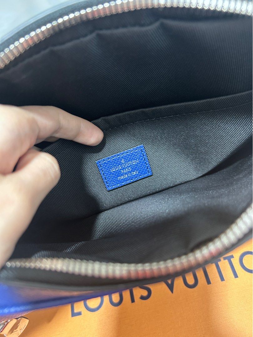 Louis VUITTON Year 2020 Outdoor' messenger bag 25 c…