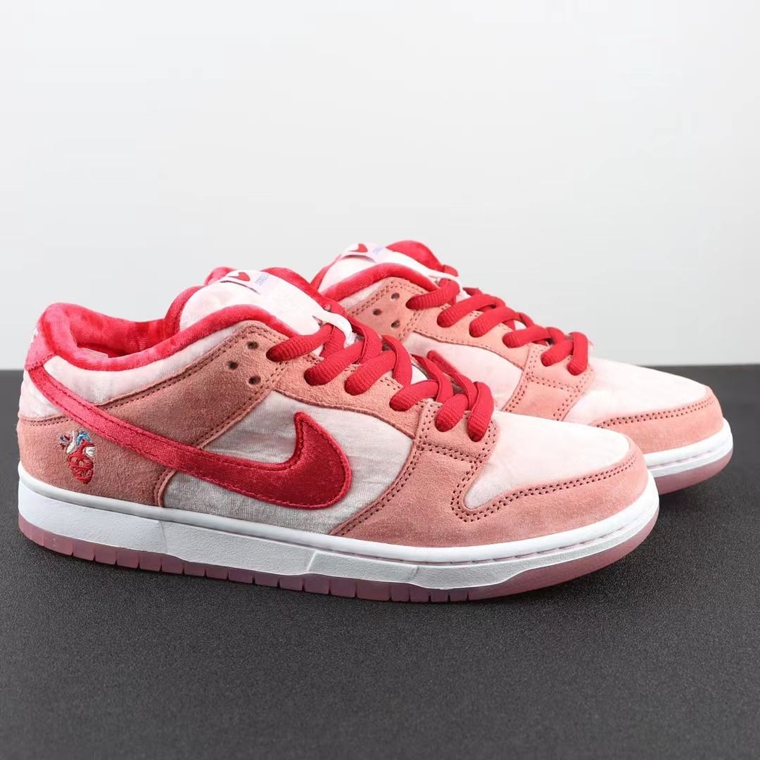 Nike Dunk Low SB Pro QS Valentine s Day Men s Fashion Footwear