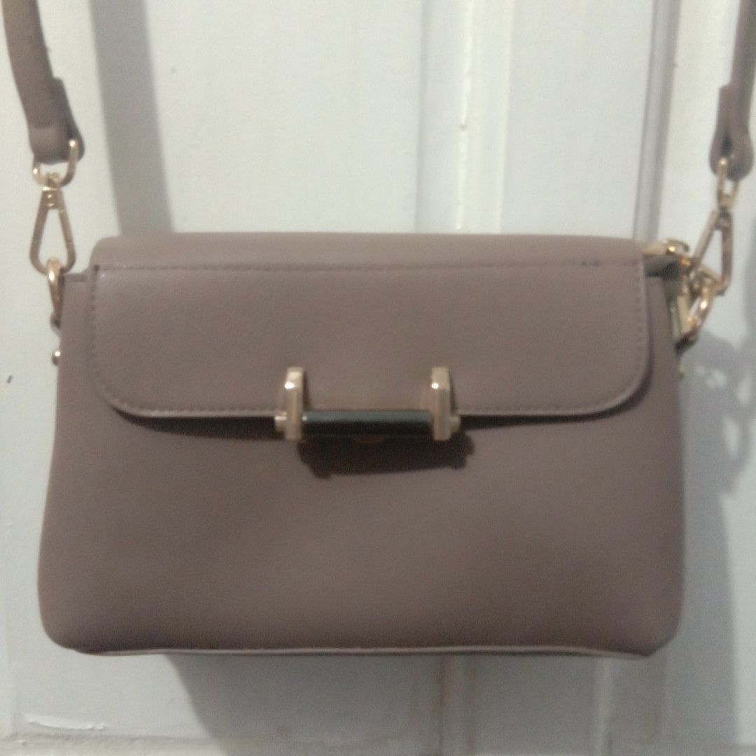 Metrocity Sling bag, Women's Fashion, Bags & Wallets, Cross-body Bags on  Carousell