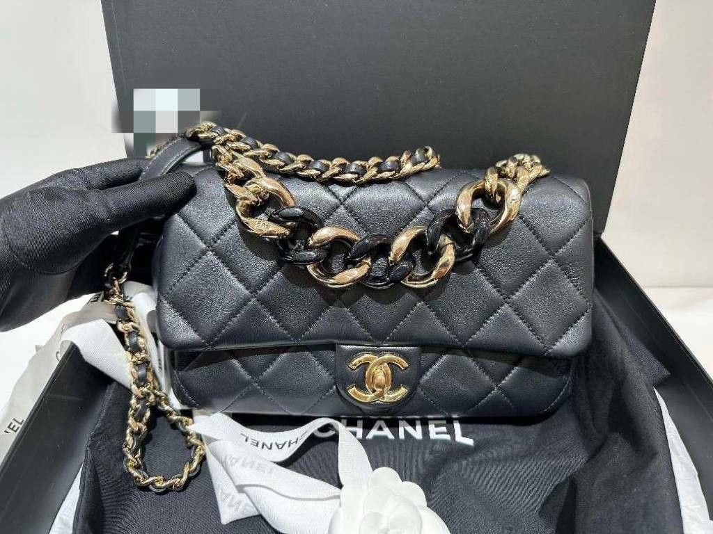 PRE-ORDER] Preloved Chanel 22C Medium Flap Bag. Microchip., Luxury
