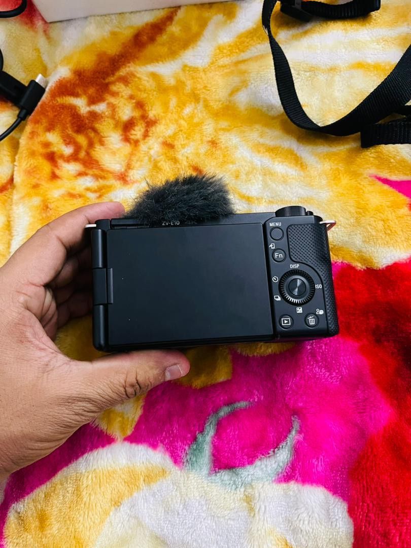 SONY ZV E10 LOOK LIKE NEW 99.99, Photography, Cameras on Carousell
