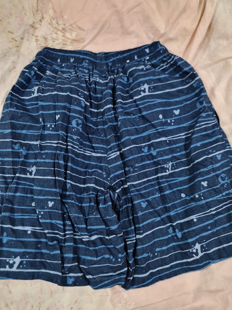 Uniqlo disney shorts size M (Category: Shorts) located in Quezon City. Submitted by nicollen (Listing ID 1256756012, Image 3). Description: uniqlo mens shorts disney design size M - not used, but tag removed. rfs: size too small.