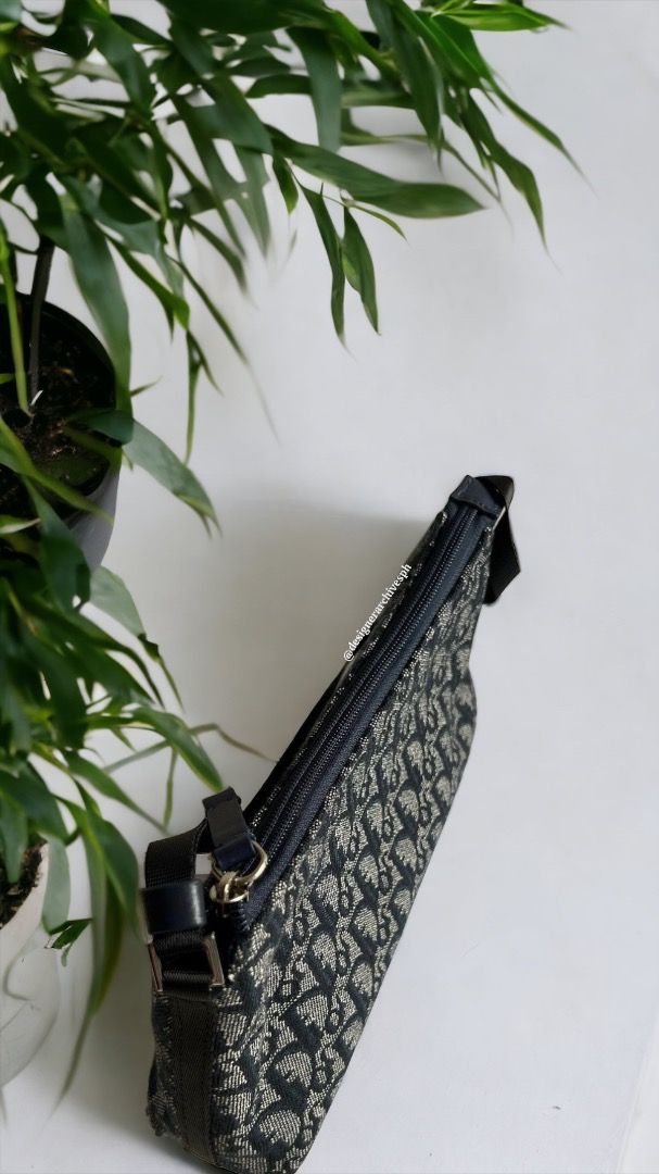 Vintage Dior Oblique Pochette Bag (Category: Luxury Bags & Wallets) located in Manila. Submitted by designerarchives.ph (Listing ID 1256776012, Image 3). Description: - 25 x 12.5cm - 15 days - will include replacement dior box, dustbag, ribbon, notecard - from 🇯🇵 50% dp required All photos are uploaded. Won’t entertain inquiries asking for more..