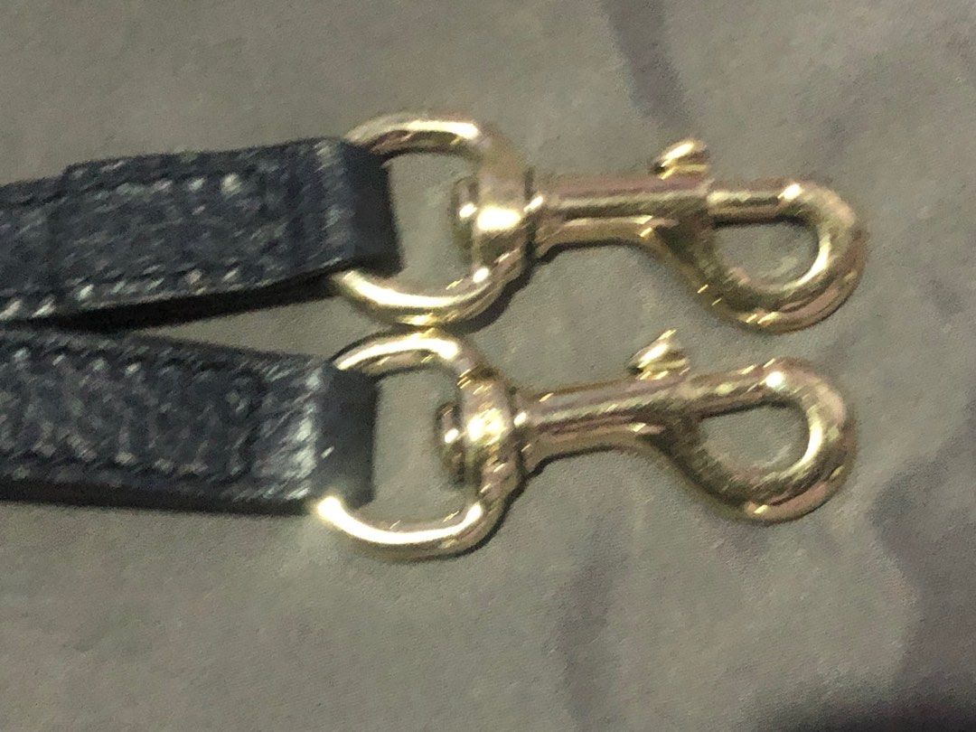 Authentic Gucci Adjustable Thin Purse Strap (Category: Luxury Bags & Wallets) located in Rosario. Submitted by myvinatgepieces (Listing ID 1256856952, Image 3). Description: Like New Adjustable Hook Bag strap Dark Blue End to end: 39” adjustable length Pull side button to open and close Gold tone hooks with slightly wear and hairline scratches by use .