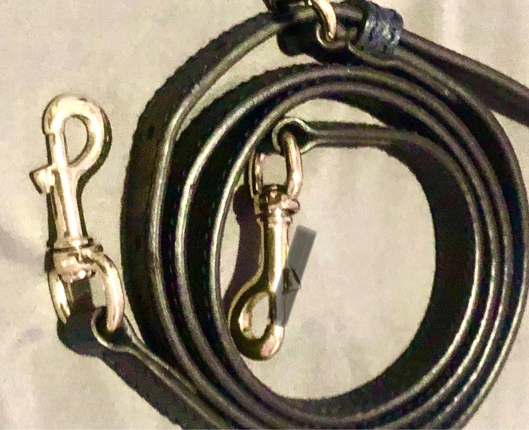 Authentic Gucci Adjustable Thin Purse Strap (Category: Luxury Bags & Wallets) located in Rosario. Submitted by myvinatgepieces (Listing ID 1256856952, Image 1). Description: Like New Adjustable Hook Bag strap Dark Blue End to end: 39” adjustable length Pull side button to open and close Gold tone hooks with slightly wear and hairline scratches by use .