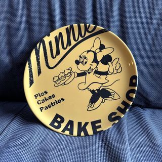 Authentic Hong Kong Disneyland Minnie Plate in Yellow