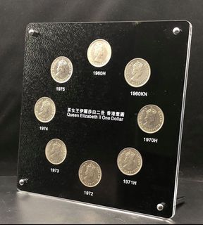 B1 款式 : 英女王 1960-1975 年 大壹硬幣八個連展示架 體積 : 20x20cm 厚度 : 7.5mm 重量 : 380g 材料 : 亞加力共三件 ( 一件亮黑，二件透明 ) 配件 : 4 粒螺絲,亮黑亞加力上的字體是 UV 印制有凹凸立體感 ( 非一般絲網印刷 ) 售價 : 原價$420(包括硬幣,品相 VF-AU) 優惠價錢 :$360 只限五套   觀塘沿線交收