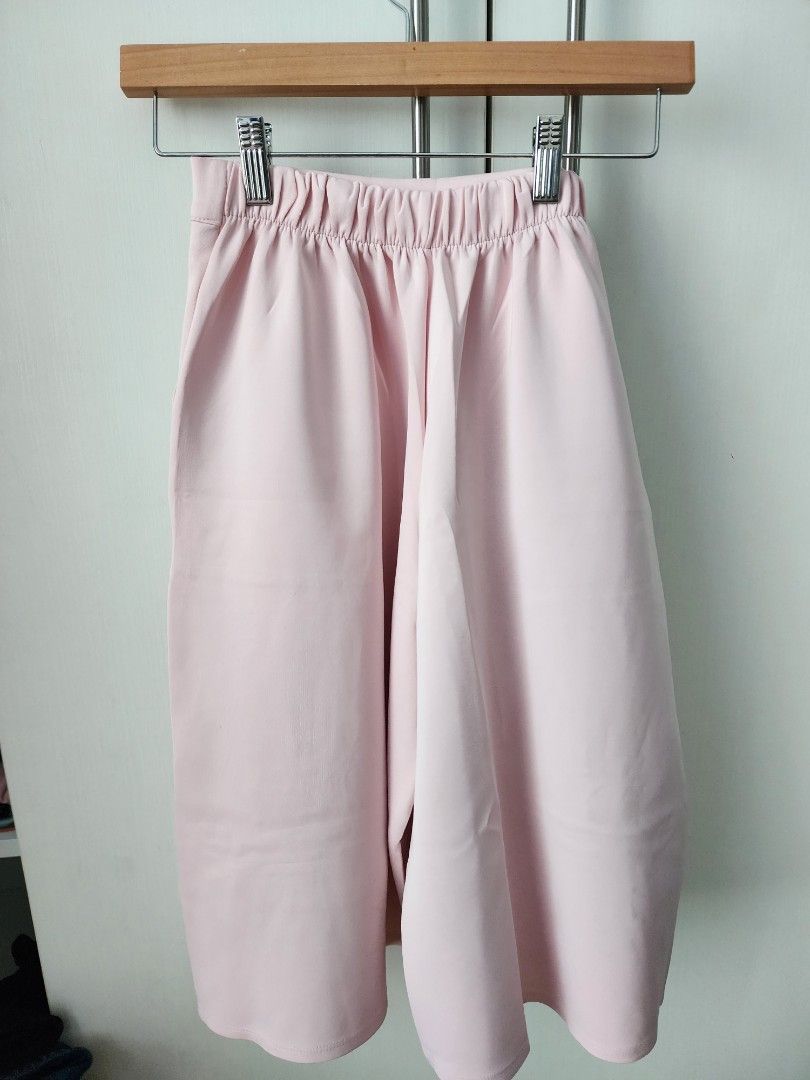 Baby Pink Cullotes (Category: Other Bottoms) located in Makati City. Submitted by hellochaa (Listing ID 1256862653, Image 2). Description: Decluttering loc: Hulo, Mandaluyong.