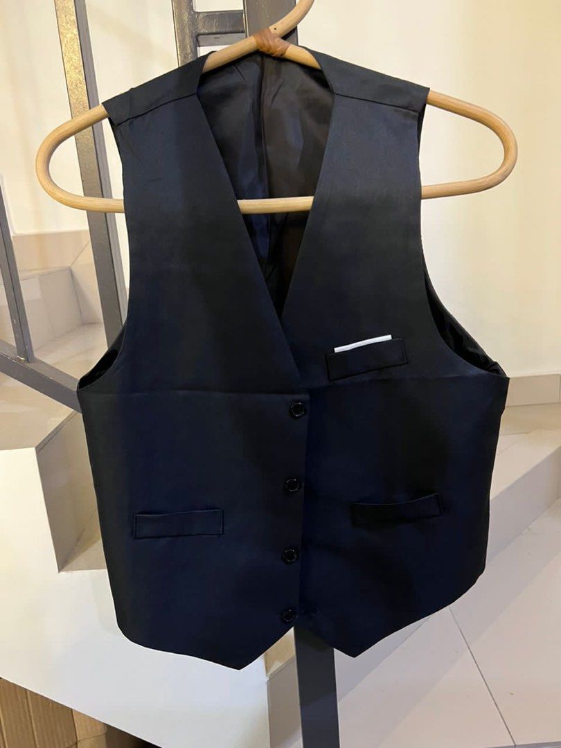 Blazers (Category: Vests) located in Dengkil. Submitted by emmalalola (Listing ID 1254991663, Image 3). Description: Dpt Satu set dgn vest n seluar slack.