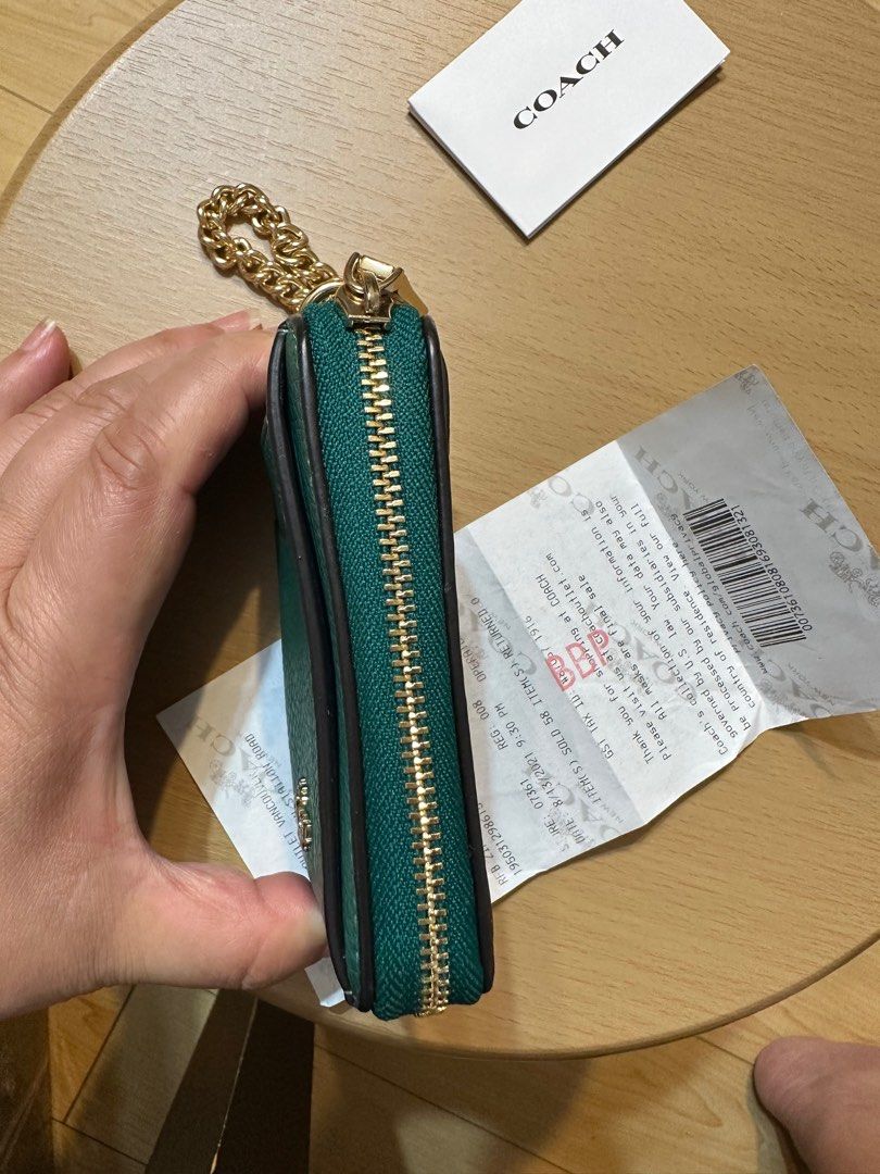 Coach （分類：手袋及銀包）位於 Hong Kong。 由 choishukhan 提交（商品編號 1256989597，圖片 3）。簡介： 全新放埋沒用 平放，有gift receipt。