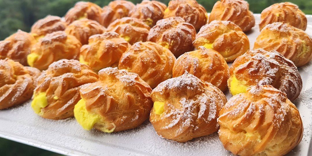 Cream Puff /Eclair (Category: Homemade Bakes) located in Singapore. Submitted by KashafBakes (Listing ID 1256926032, Image 2). Description: HomeMade Authentic Halal CREAM PUFF. 😋😋Cream Puff with premium rich fresh cream + custard filling . Awesome taste , melting in the mouth . 🤤🤤 We use 100% : -GOLDEN CHURN BUTTER -Premium Fresh Cream & Custard ⚡️25 pcs (large box ) = $38 ☺️☺️We do accept bulk CREAM PUFF orders & we do prepare DOOR GIFT for 
