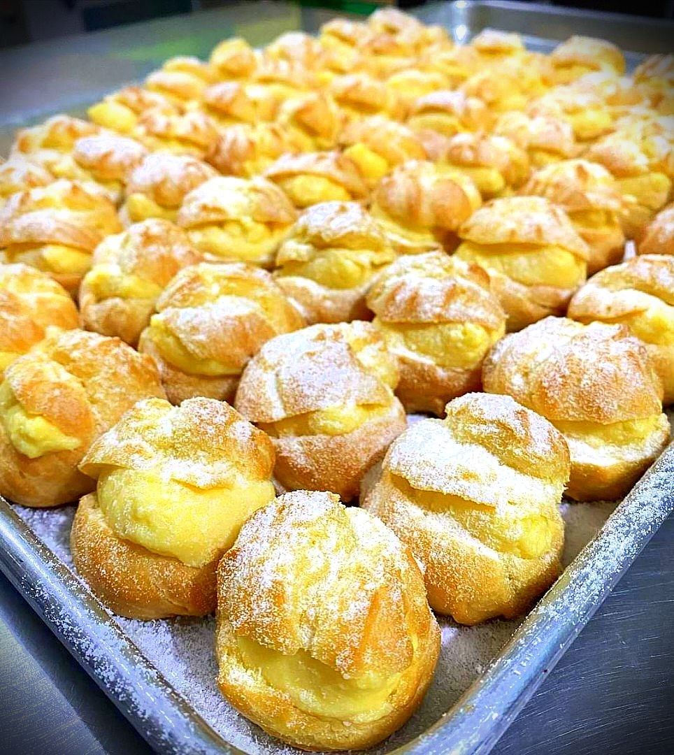 Cream Puff /Eclair (Category: Homemade Bakes) located in Singapore. Submitted by KashafBakes (Listing ID 1256926032, Image 3). Description: HomeMade Authentic Halal CREAM PUFF. 😋😋Cream Puff with premium rich fresh cream + custard filling . Awesome taste , melting in the mouth . 🤤🤤 We use 100% : -GOLDEN CHURN BUTTER -Premium Fresh Cream & Custard ⚡️25 pcs (large box ) = $38 ☺️☺️We do accept bulk CREAM PUFF orders & we do prepare DOOR GIFT for 