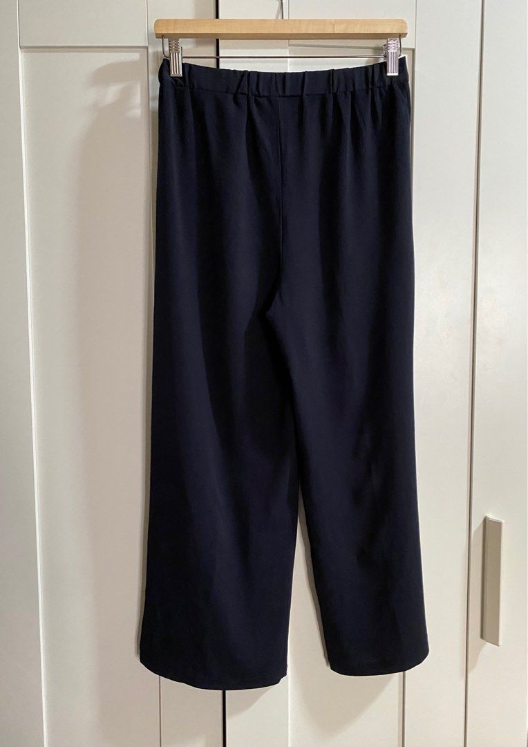 Dorothy Perkins Navy Blue Trousers (Category: Other Bottoms) located in Quezon City. Submitted by lvma_ (Listing ID 1256965759, Image 3). Description: Used but in still great condition Very soft material.