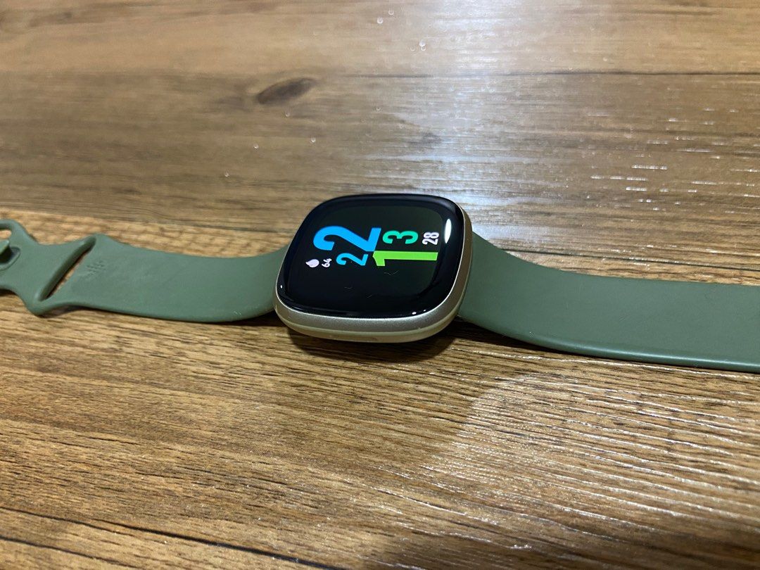 Fitbit versa 3 hotsell navy and gold