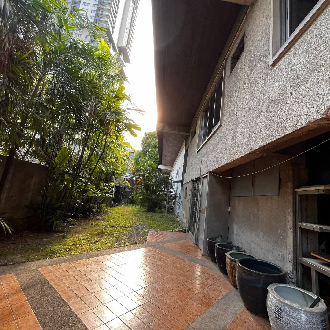 For Sale Lot with Old House for Teardown in Northeast Greenhills San