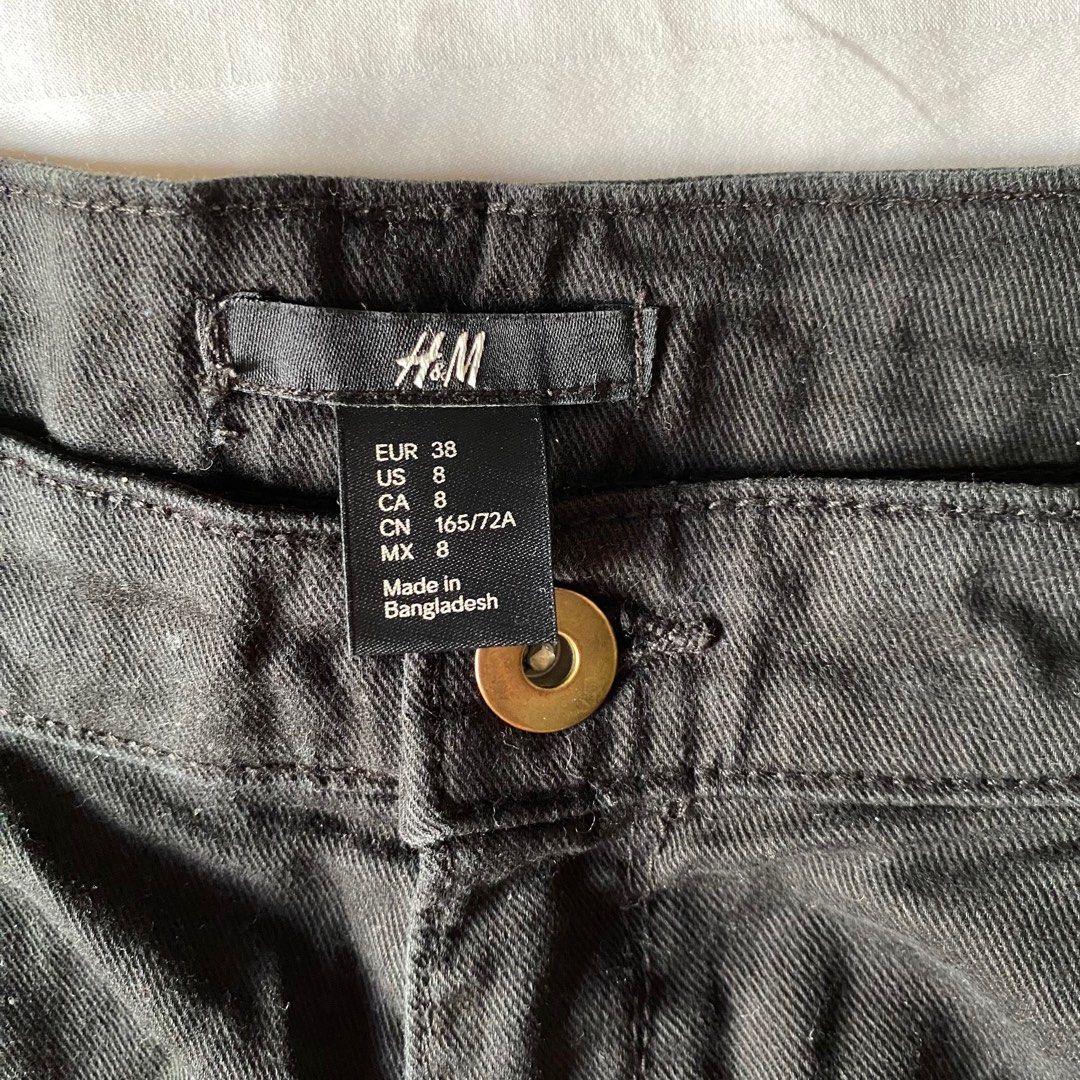 H&M Black Denim Shorts (Category: Shorts) located in Quezon City. Submitted by lvma_ (Listing ID 1256962390, Image 3). Description: Used with signs of usage.