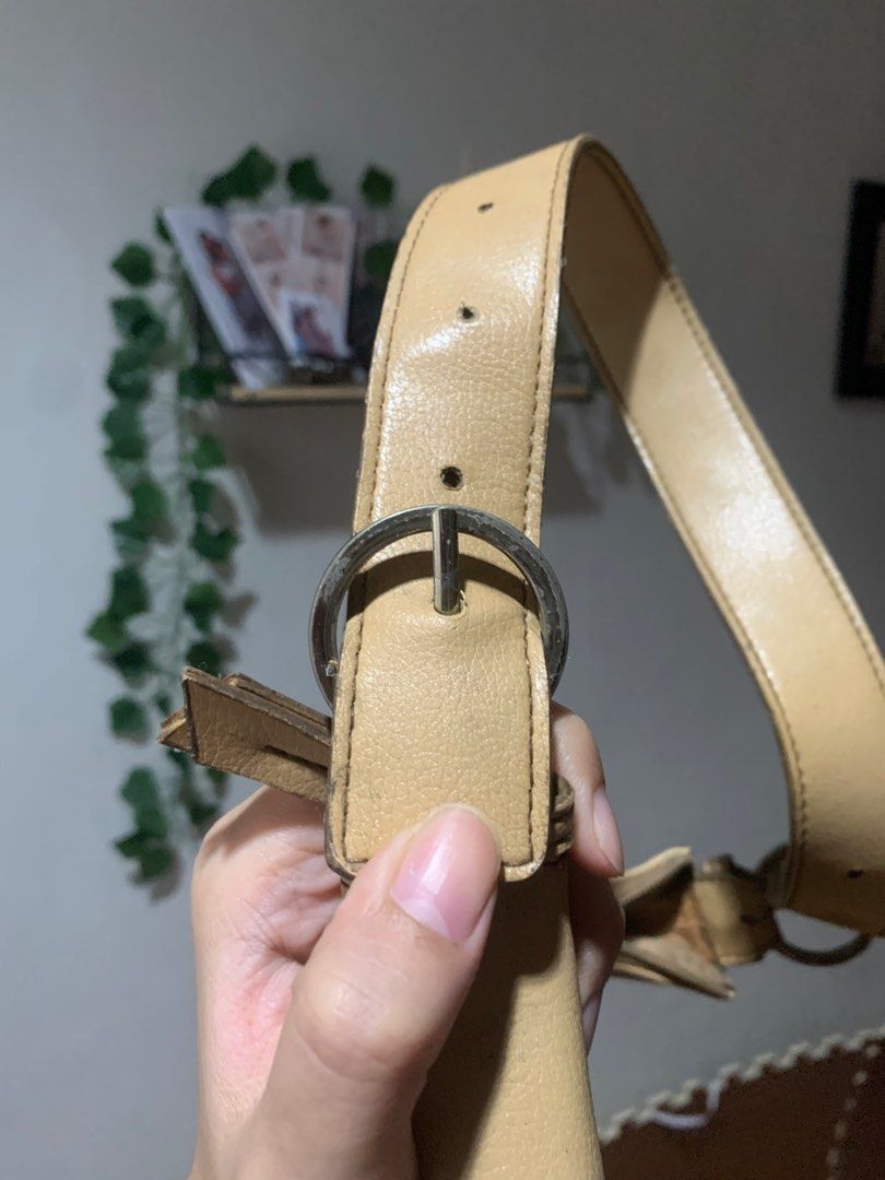 Liz Claiborne Vintage Bag (Category: Purses & Pouches) located in Manila. Submitted by declutterwju (Listing ID 1256858734, Image 3). Description: - vintage liz claiborne - see slides for flaws - adjustable strap - need cleaning, will try to clean it b4 shipping .