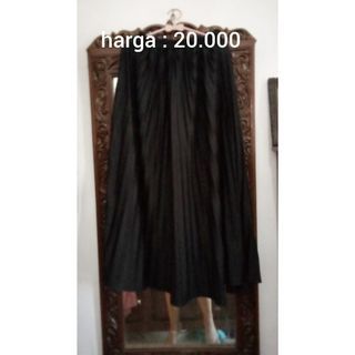 rok warna hitam