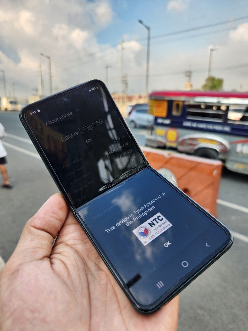 Samsung Z flip 3 (Category: Samsung) located in Quezon City. Submitted by mubrogadgets (Listing ID 1256938656, Image 3). Description: SAMSUNG Z flip 3 5g no issue Smooth nagagamit 100% makinis no dents or scratches naka plastic pa mga gilid nakaplastic pa mga gilid 256gb 8gb 5g network Super AMOLED Qualcomm SM8350 Snapdragon 888 5G (5 nm) Adreno 660.
