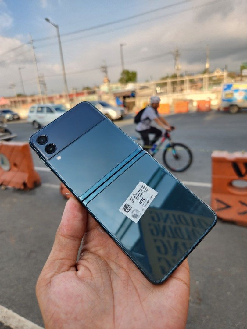 Samsung Z flip 3 (Category: Samsung) located in Quezon City. Submitted by mubrogadgets (Listing ID 1256938656, Image 2). Description: SAMSUNG Z flip 3 5g no issue Smooth nagagamit 100% makinis no dents or scratches naka plastic pa mga gilid nakaplastic pa mga gilid 256gb 8gb 5g network Super AMOLED Qualcomm SM8350 Snapdragon 888 5G (5 nm) Adreno 660.