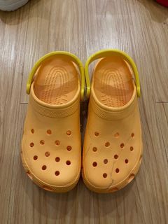 Sandal Crocs kuning M8 size 41-42 insol 26cm