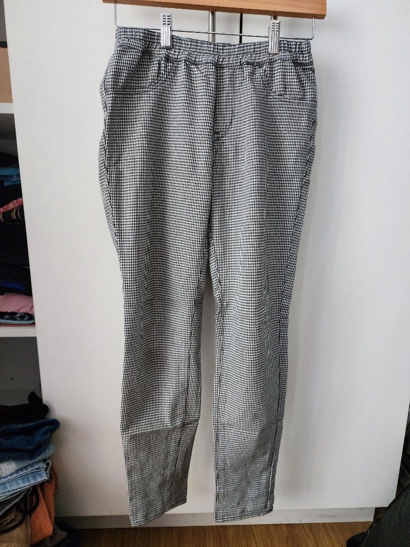Skinny Jeans (Category: Jeans) located in Makati City. Submitted by hellochaa (Listing ID 1256863508, Image 3). Description: Decluttering loc: Hulo, Mandaluyong 26-27 semi high waist.
