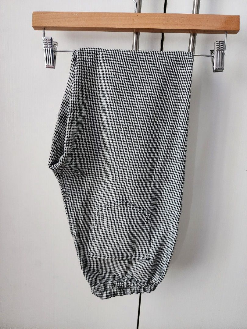 Skinny Jeans (Category: Jeans) located in Makati City. Submitted by hellochaa (Listing ID 1256863508, Image 1). Description: Decluttering loc: Hulo, Mandaluyong 26-27 semi high waist.