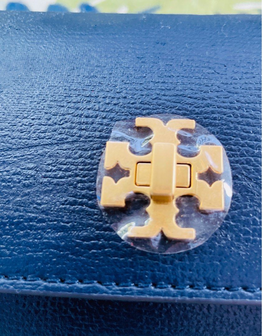 TORY BURCH KIRA ENVELOPE CLUTCH (Category: Luxury Bags & Wallets) located in Dasmarinas. Submitted by berrylove_preloved (Listing ID 1256909237, Image 1). Description: Issue pressure marks due to storage. Tags/hardwares cover intact..