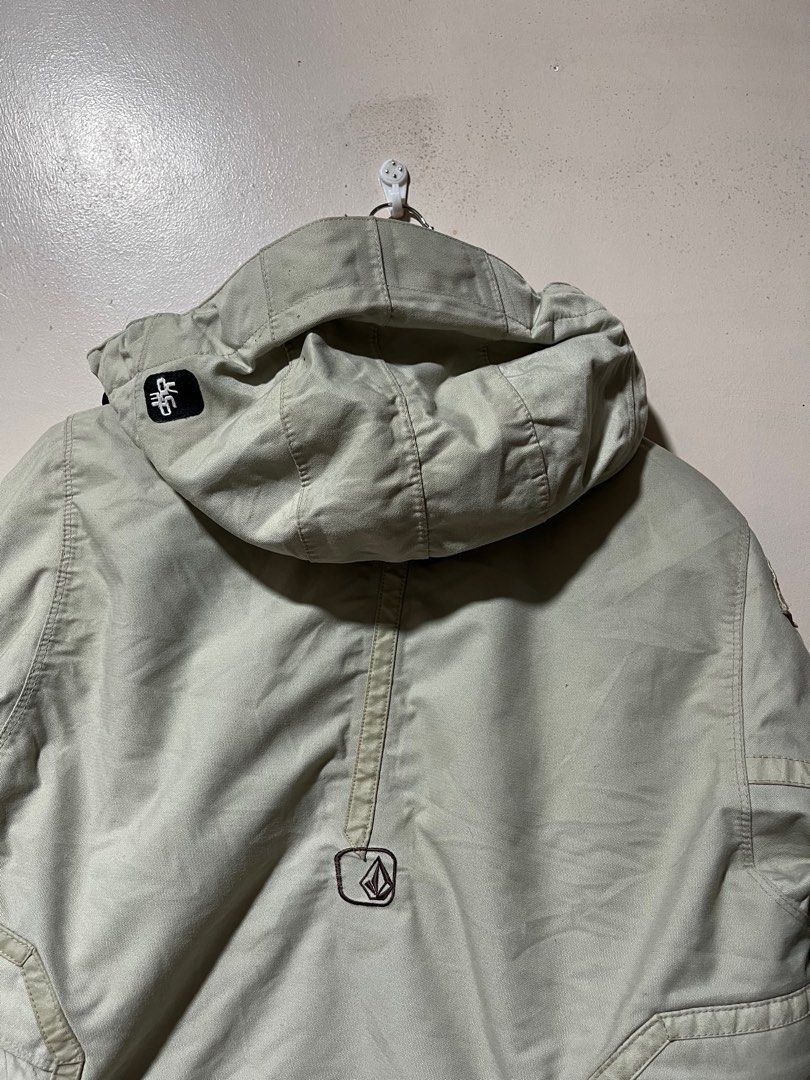 Volcom Snowboard Jacket (Category: Coats, Jackets and Outerwear) located in Baguio. Submitted by shameelalijah_ (Listing ID 1256859330, Image 2). Description: Volcom snowboard jacket M-L (20x25.5) Needs wash Baguio loc ₱750 +sf.