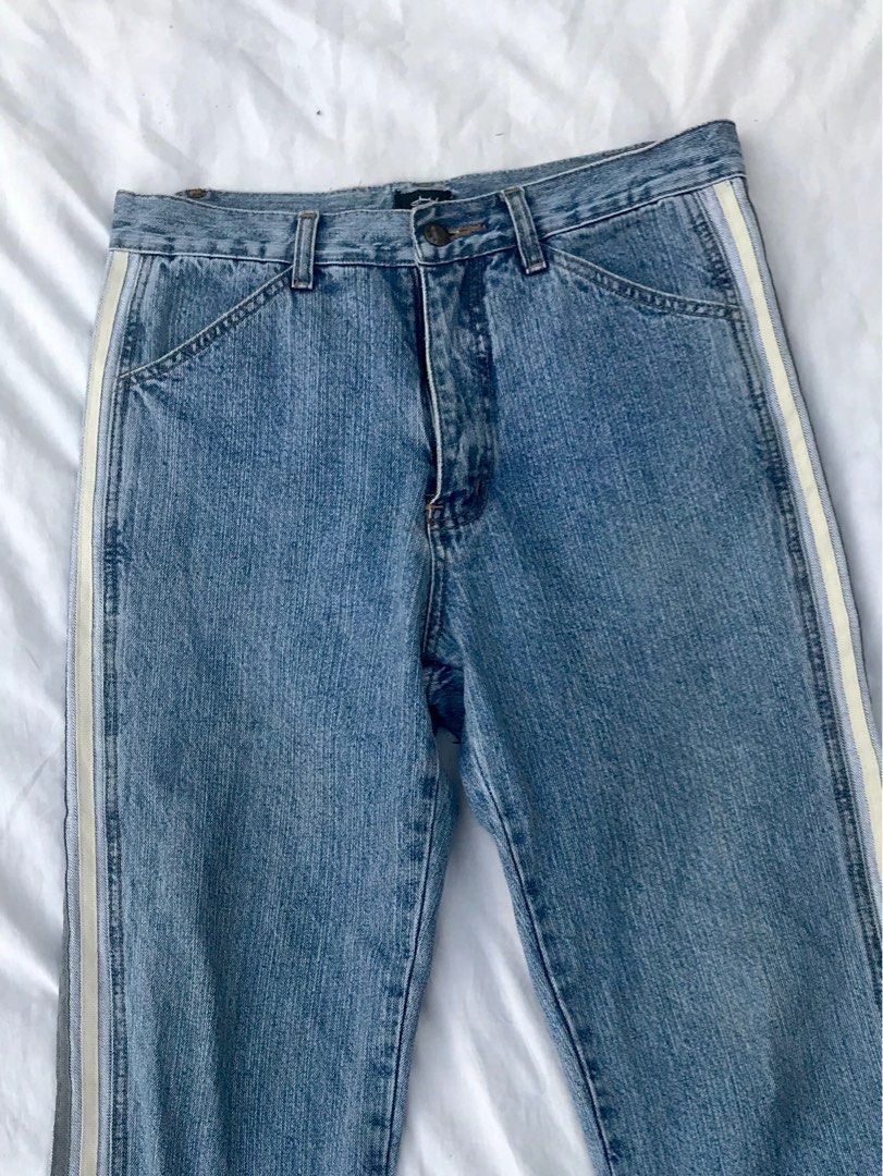 Jeans with 3 shop lines on back pocket
