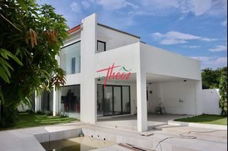 5 BEDROOM HOUSE IN LOT WITH POOL & JACUSSIN IN BINAN LAGUNA