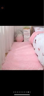 粉色長毛地毯
