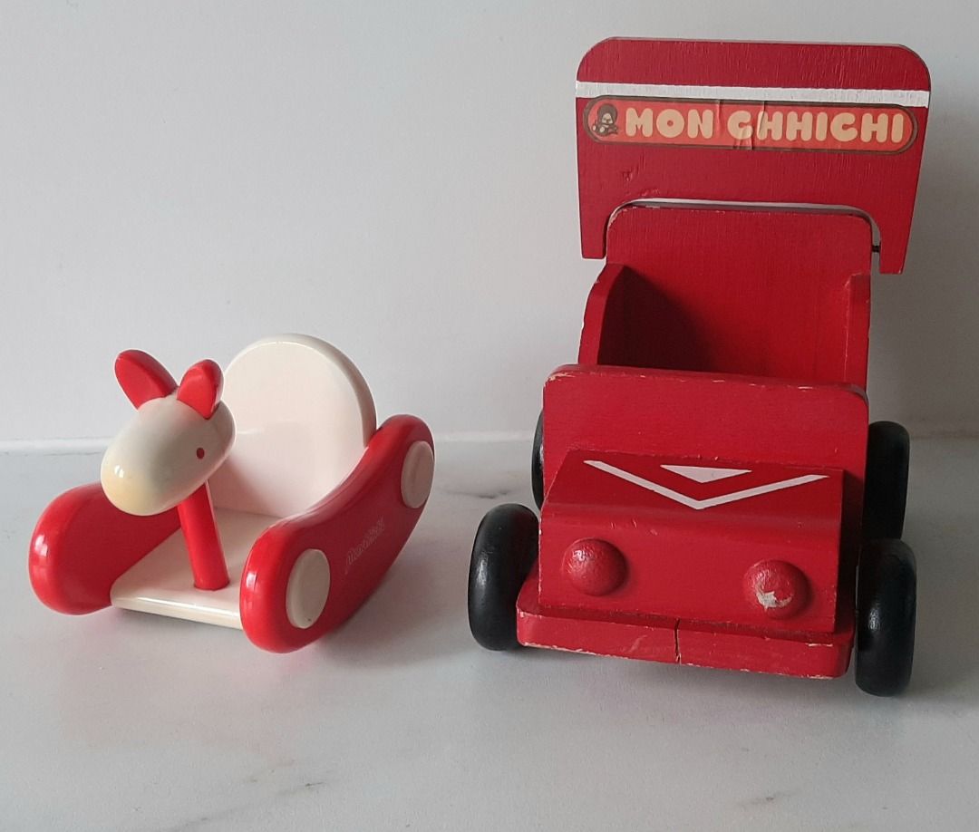 懷舊香港玩具: 70年代日本Monchhichi 木頭車. 車頭有少花同一塑膠木馬有黃
