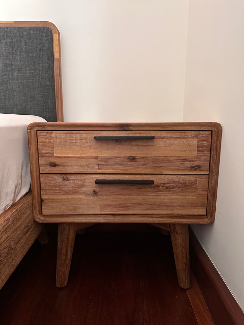 Castlery bedside shop table