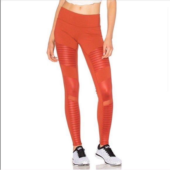 Alo yoga Moto Pants/leggings. Size XS, Women's Fashion, Activewear on  Carousell
