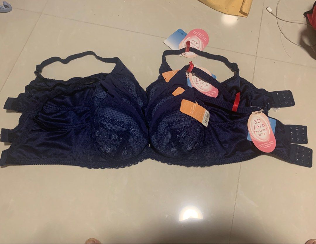 Skims Weightless Demi Bra 32A Clay, Women's Fashion, New Undergarments &  Loungewear on Carousell