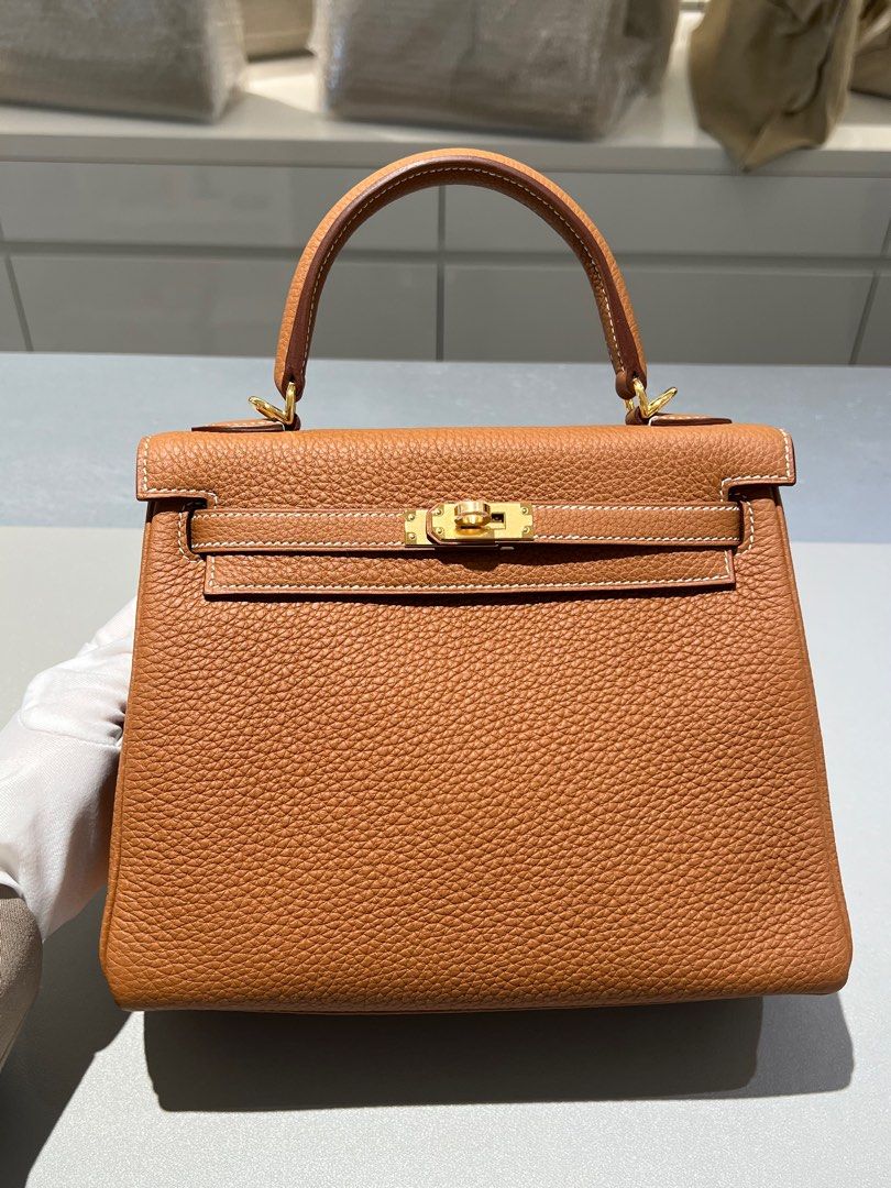 🆕 AUTHENTIC HERMES KELLY 25 VERT DE GRIS TOGO IN GOLD HARDWARE, Luxury,  Bags & Wallets on Carousell