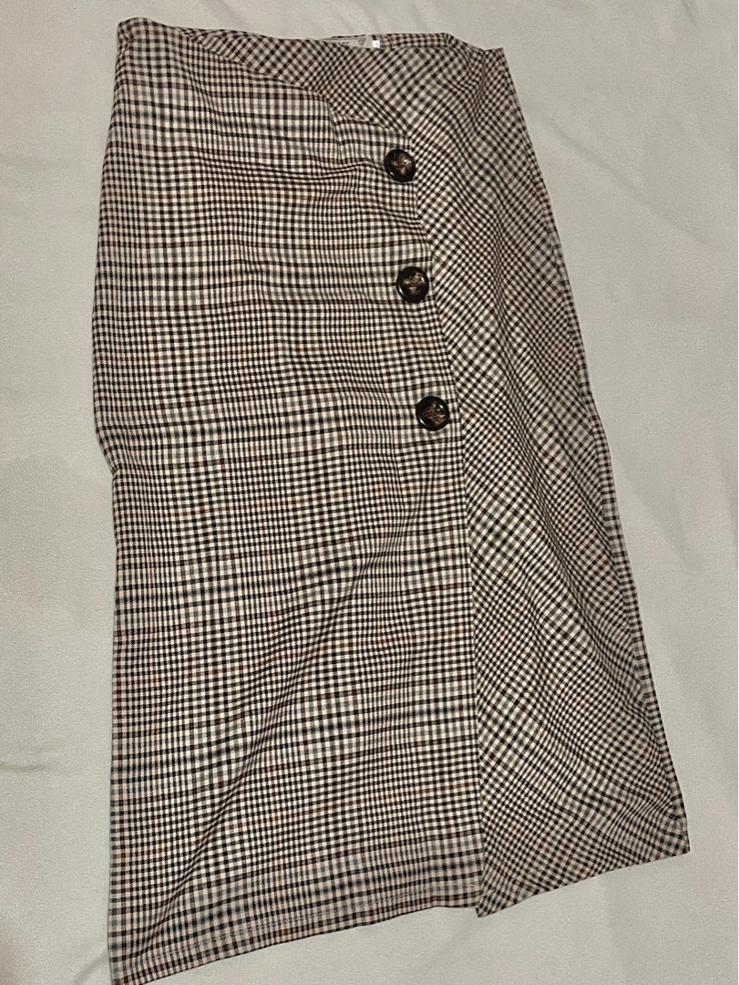 Chequered skirt, Women's Fashion, Bottoms, Skirts on Carousell