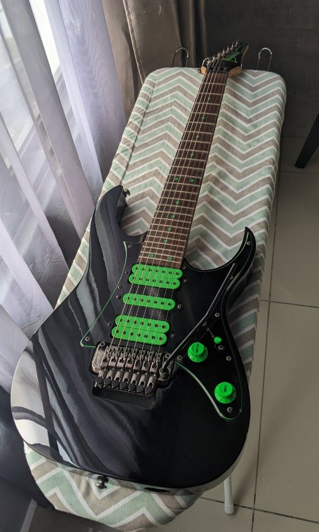 Ibanez universe top green dot