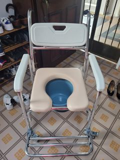 Commode chair with wheels