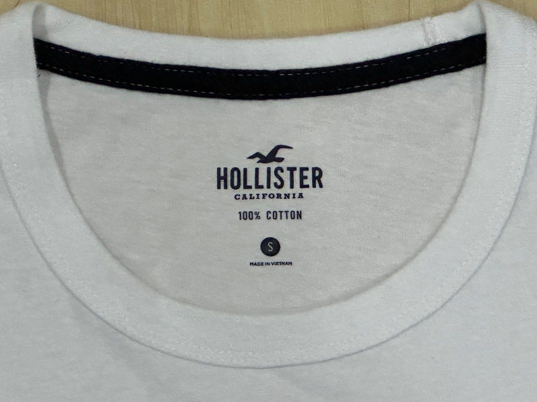 Hollister embroidered logo graphic tee clearance