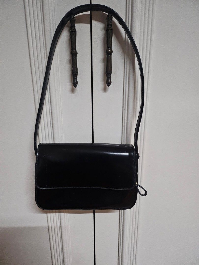 Jones New York small purse (Category: Purses & Pouches) located in Muntinlupa City. Submitted by atol0987 (Listing ID 1257127514, Image 1). Description: buyer to shoulder sf.
