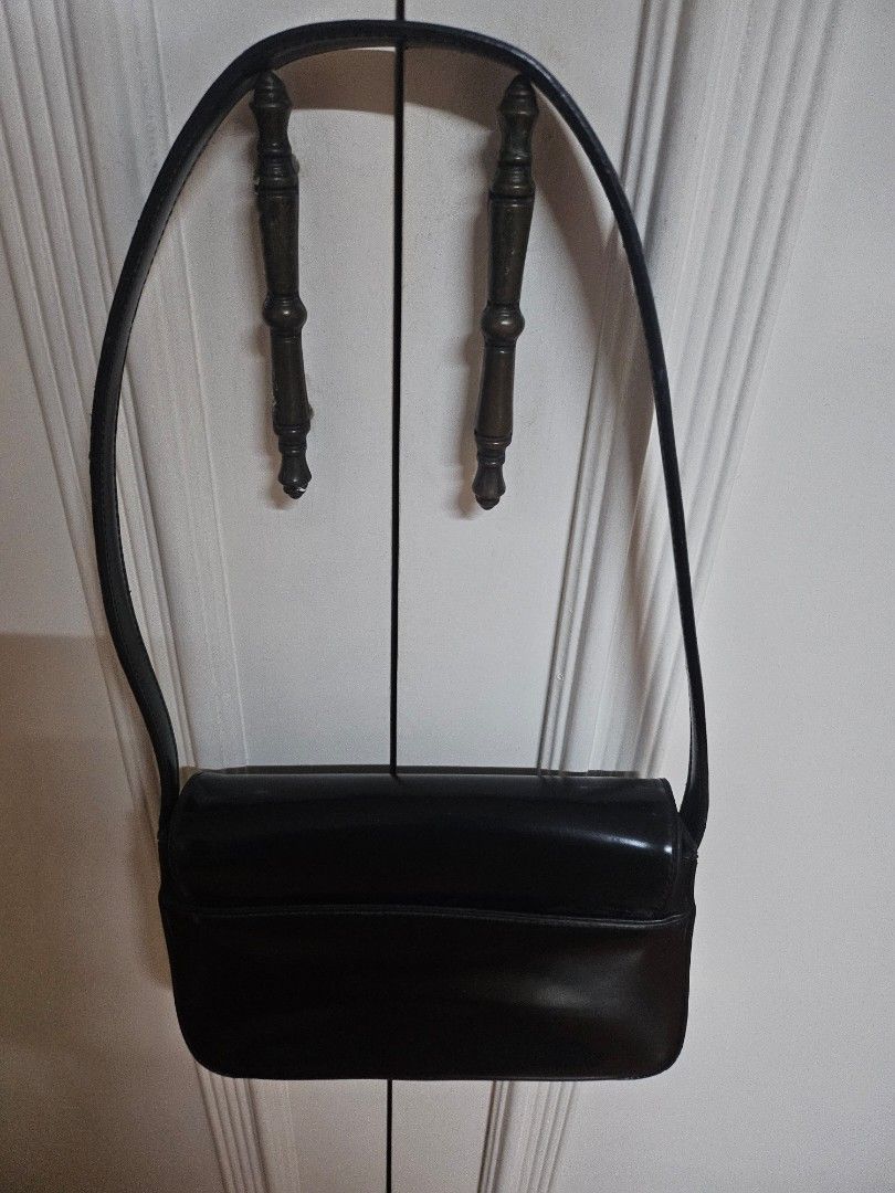 Jones New York small purse (Category: Purses & Pouches) located in Muntinlupa City. Submitted by atol0987 (Listing ID 1257127514, Image 2). Description: buyer to shoulder sf.